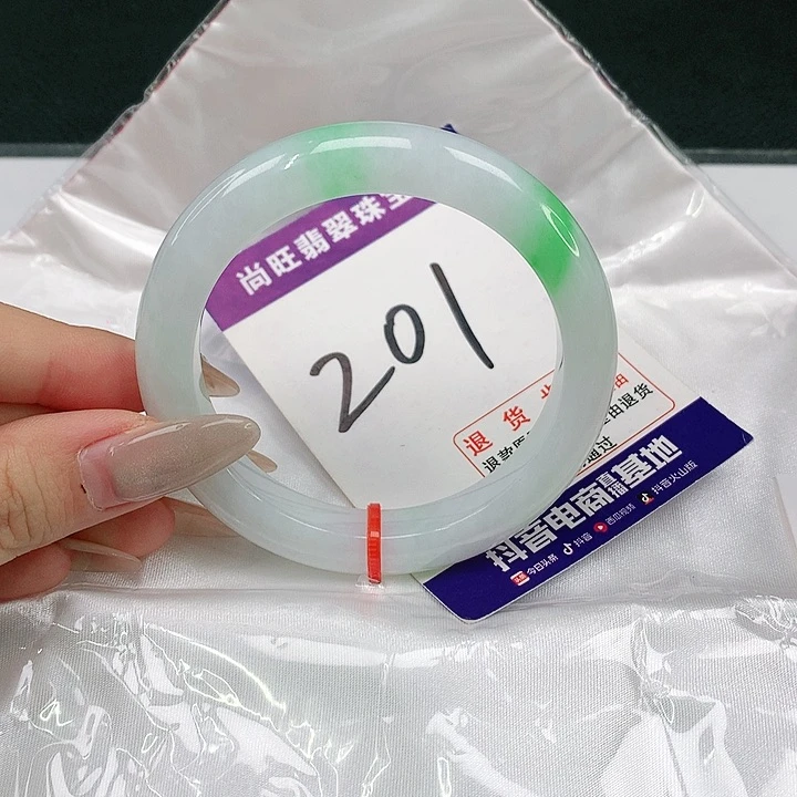 翡翠手镯未镶嵌翡翠12