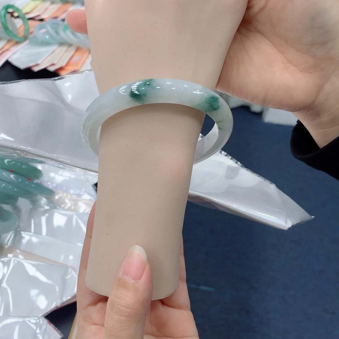 翡翠未镶嵌手镯48小时