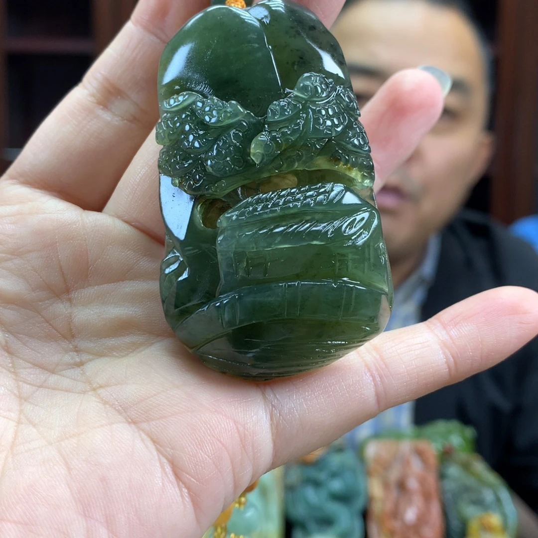 蛇纹石玉未镶嵌颈饰