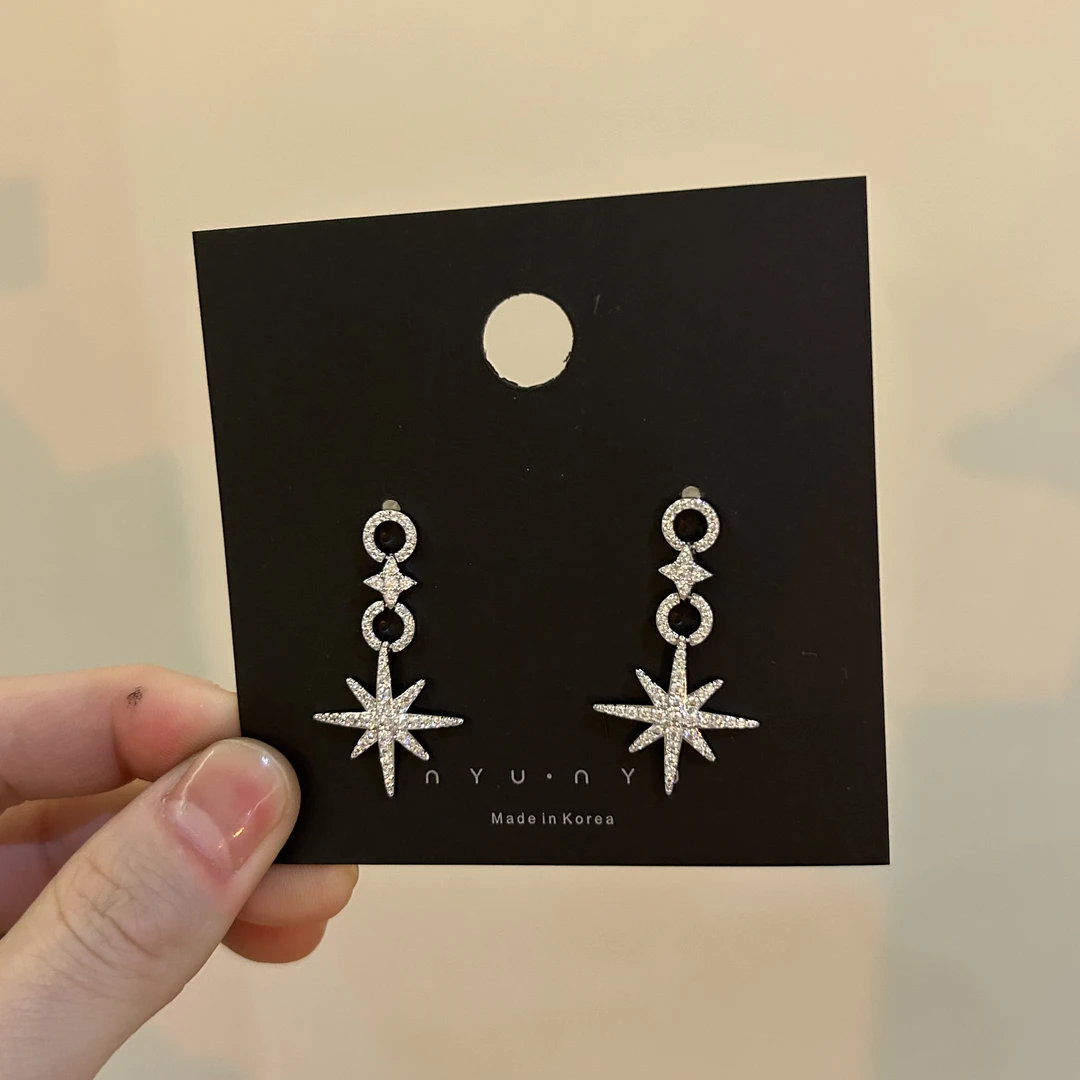 925银合成锆石耳饰 CHANGE x 闪耀八芒星 银色镶嵌设计感 特 E668