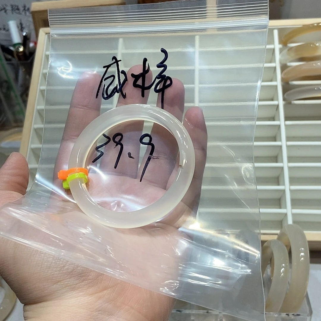 玛瑙/玉髓手镯未镶嵌威****?