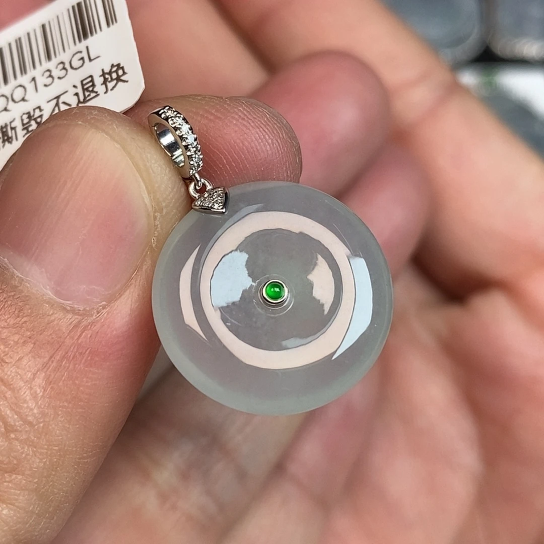 翡翠18K金镶嵌颈饰平安扣