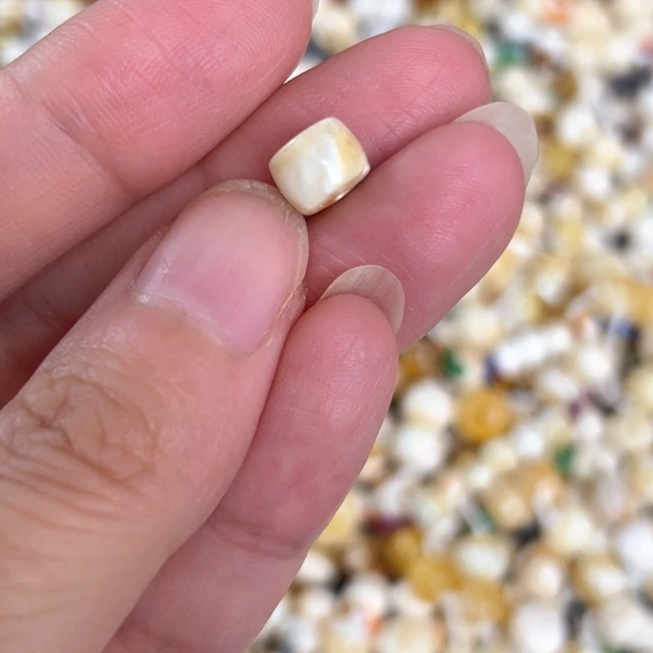 未镶嵌蜜蜡裸石7.5mm一个