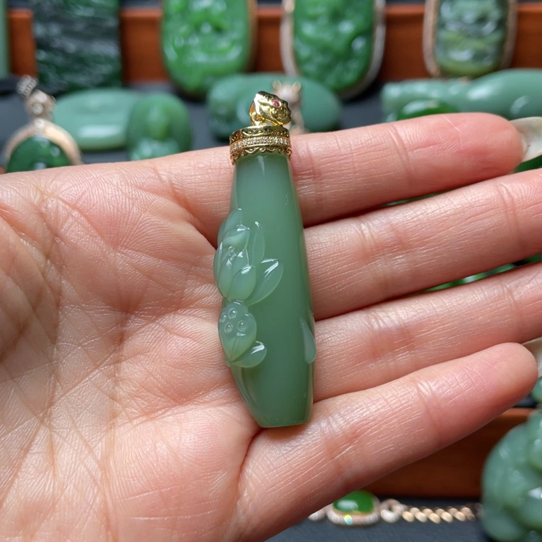 颈饰18K金镶嵌和田玉（碧玉）