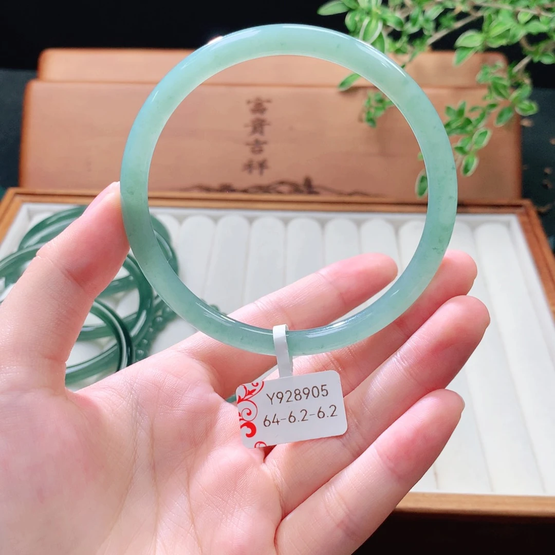未镶嵌手镯（圆镯）翡翠