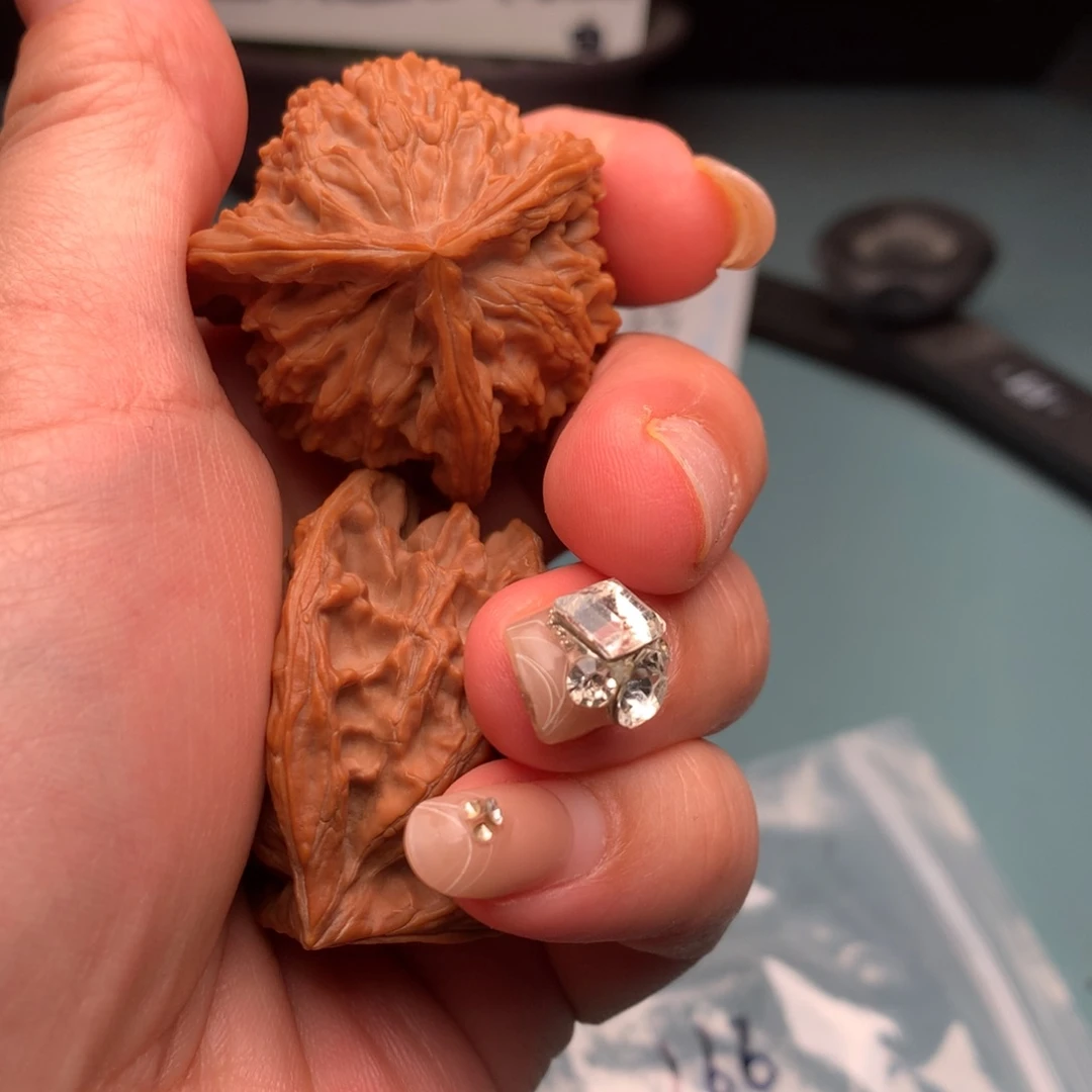 文玩核桃把件深**露三棱166