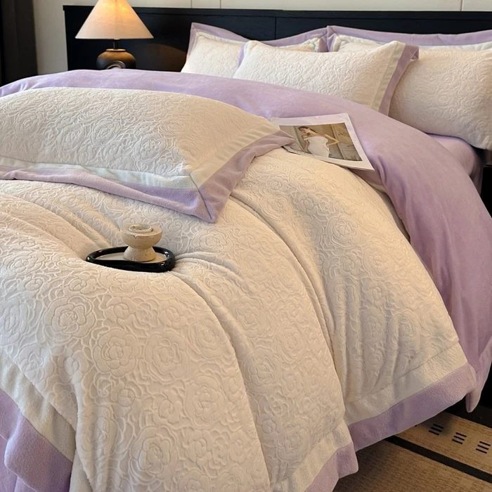 新品热款高密双拼加厚保暖雕花牛奶绒四件套雕花绒拼角纯色印花