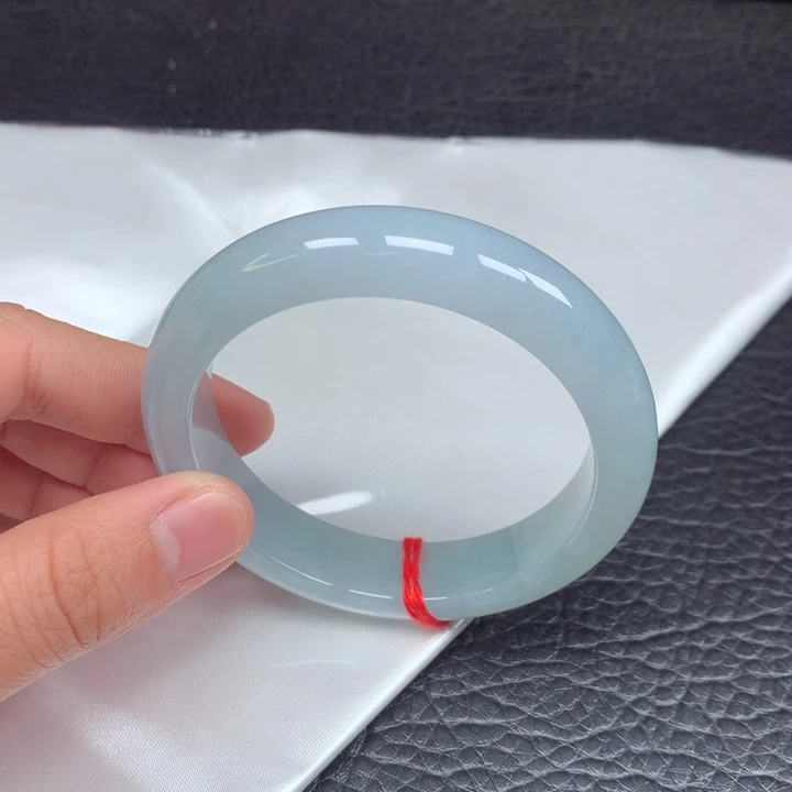 翡翠手镯未镶嵌。