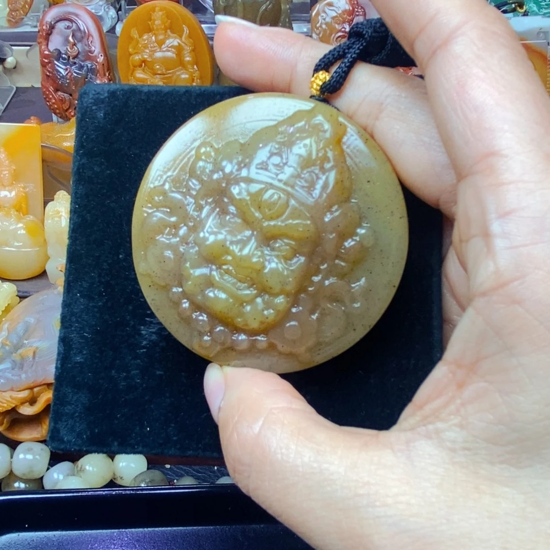 石英质玉（黄龙玉）未镶嵌颈饰