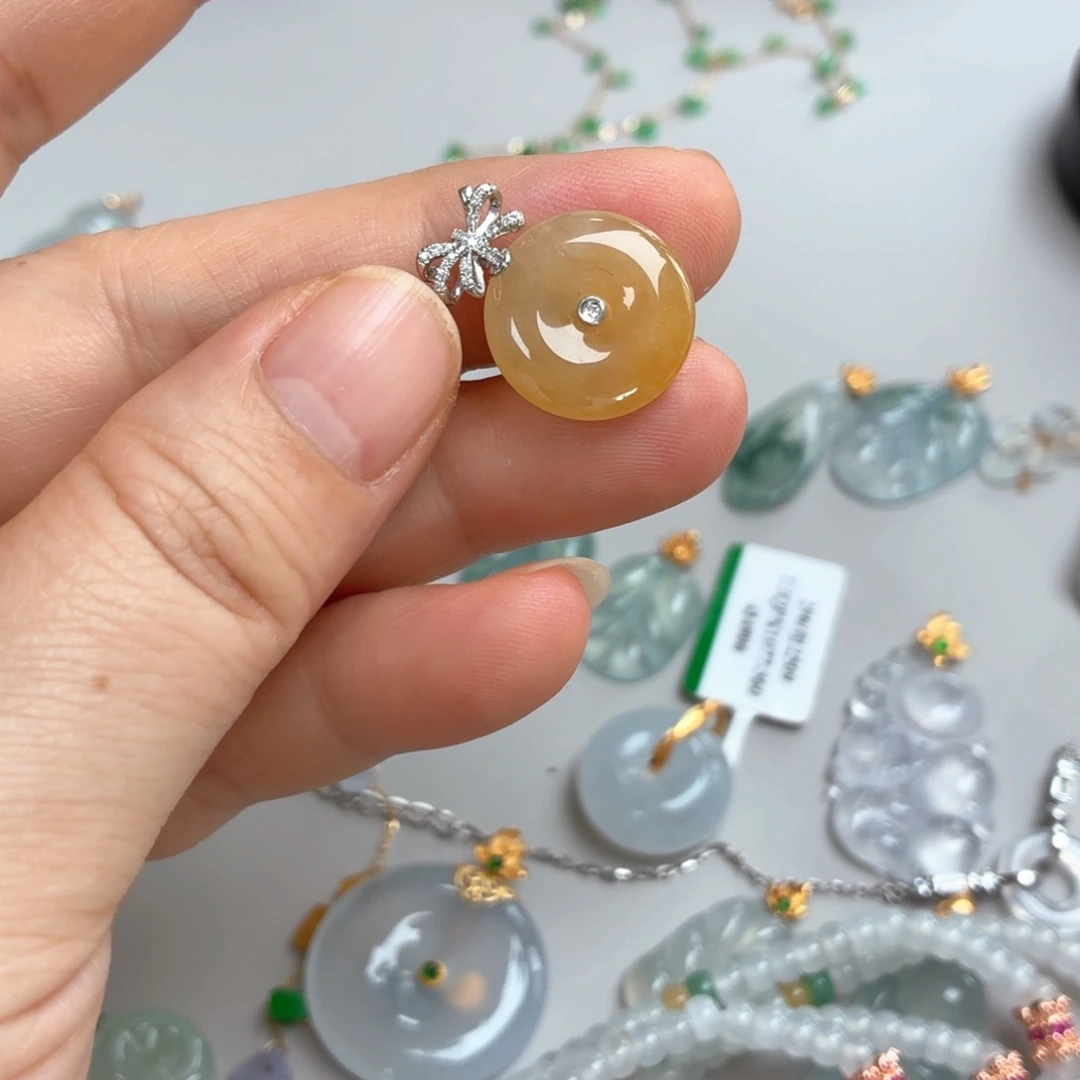 翡翠18K金镶嵌颈饰翡翠平安扣