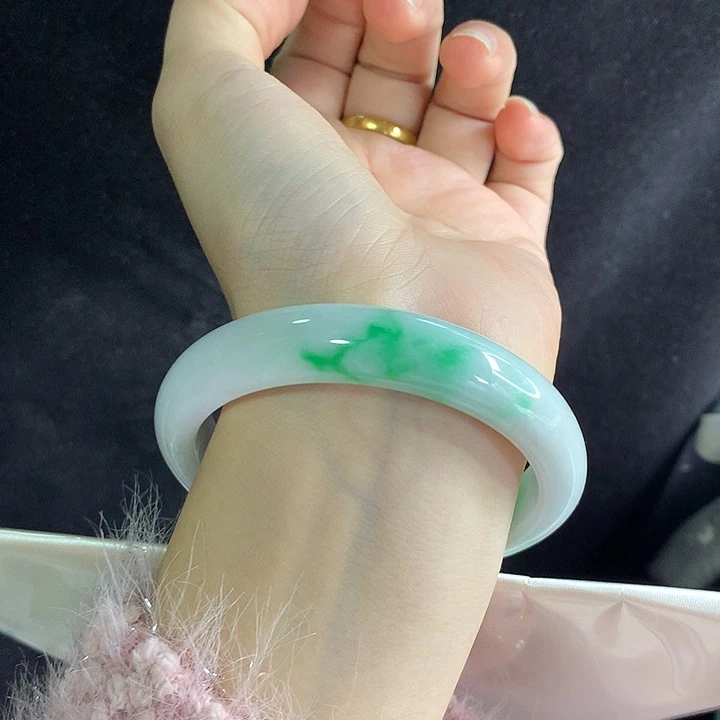 翡翠未镶嵌手镯58圈 白底辣绿