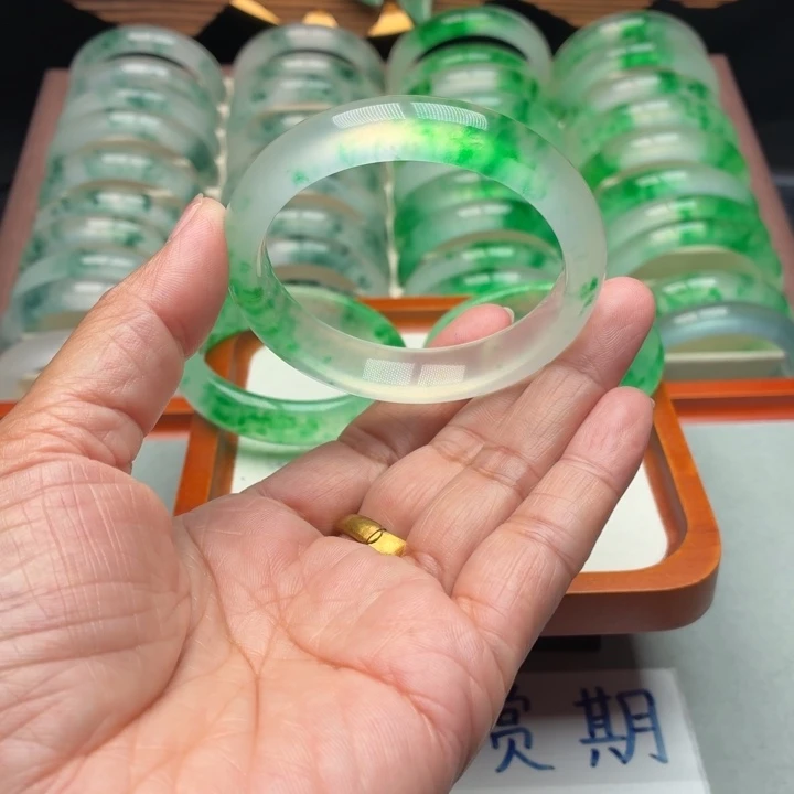 默***石英质玉未镶嵌手镯