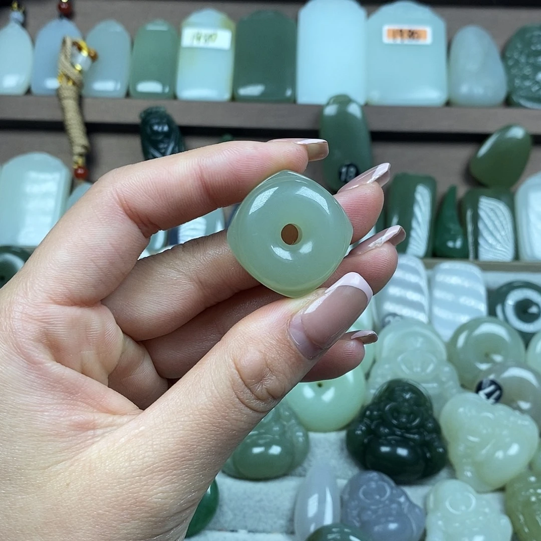 和田玉未镶嵌颈饰四方扣