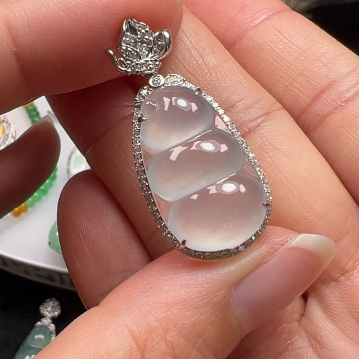 翡翠18K金镶嵌颈饰福豆吊坠