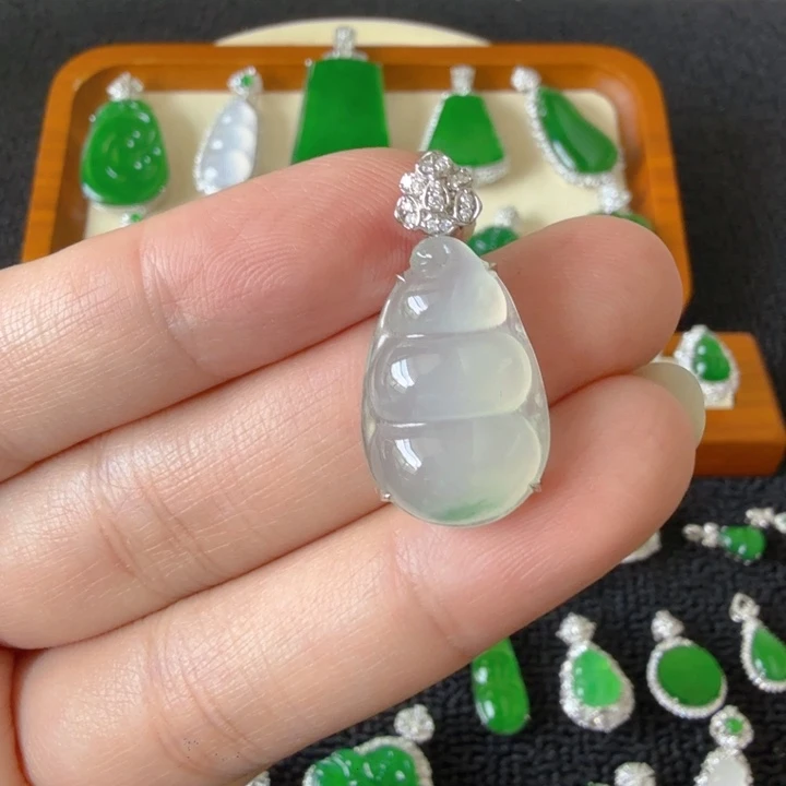 翡翠18K金镶嵌颈饰吊坠