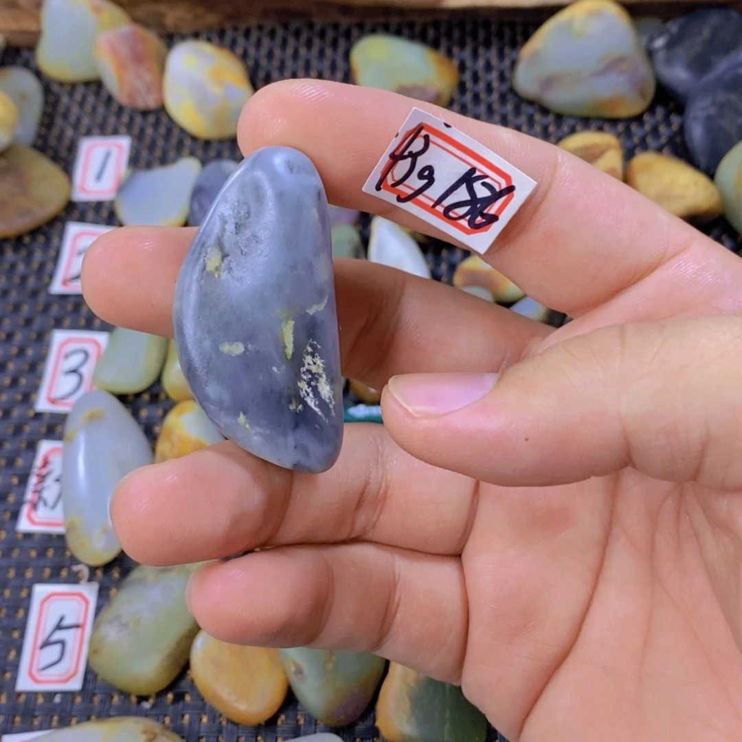 颈饰未镶嵌和田玉（糖玉）