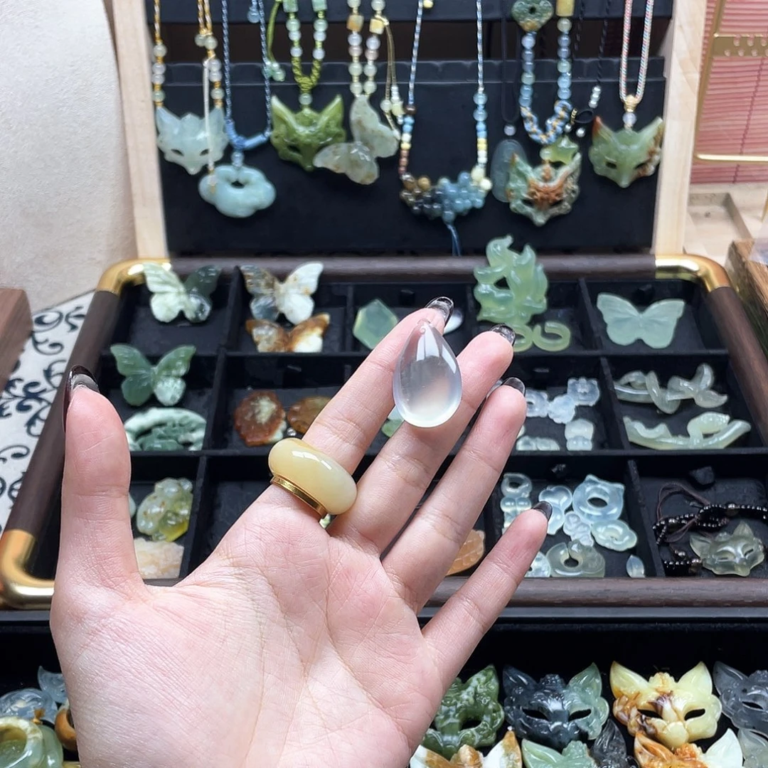 蛇纹石玉未镶嵌颈饰水滴