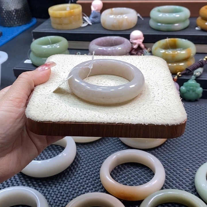 未镶嵌手镯石英岩玉