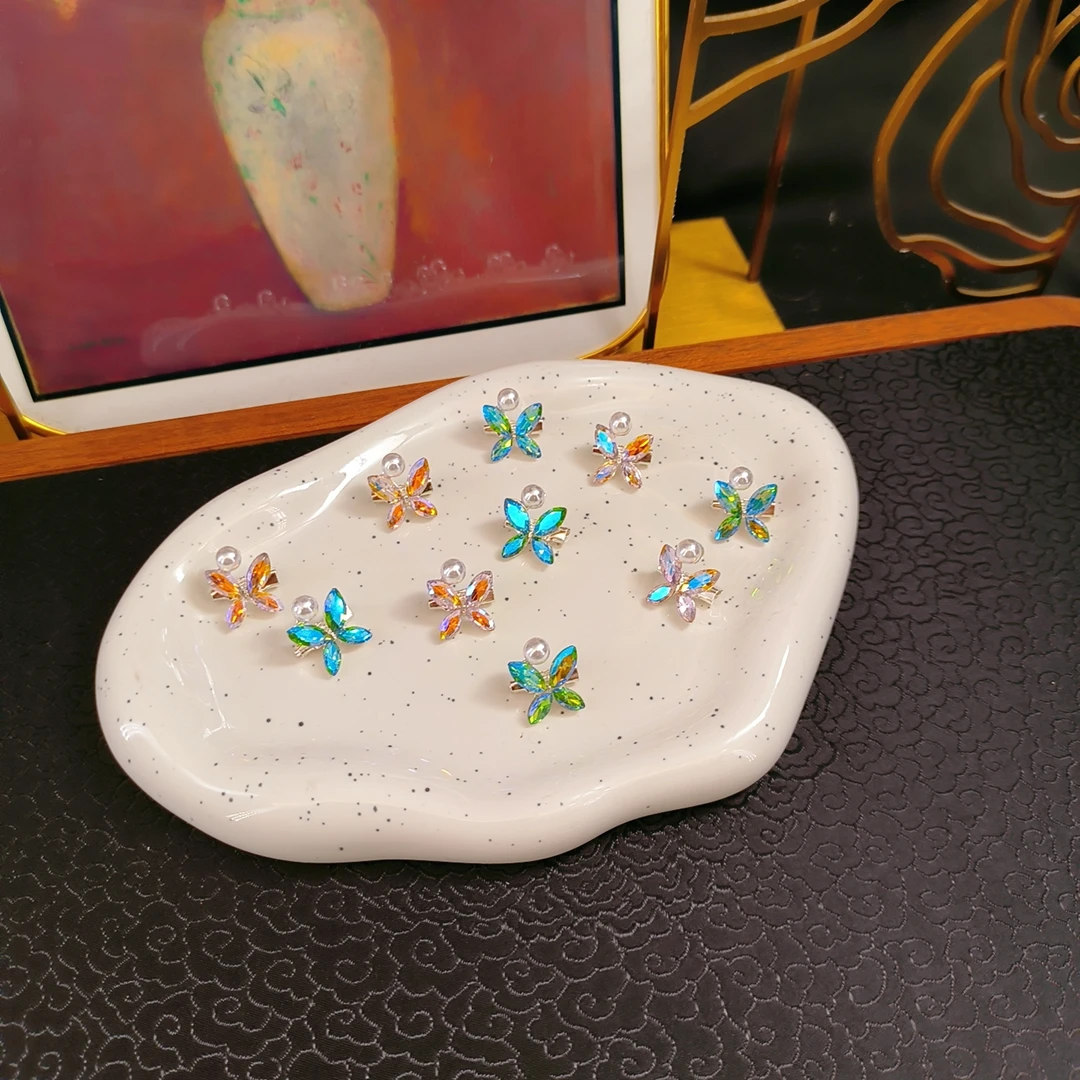 蝴蝶的白色眼泪别针款AZ876