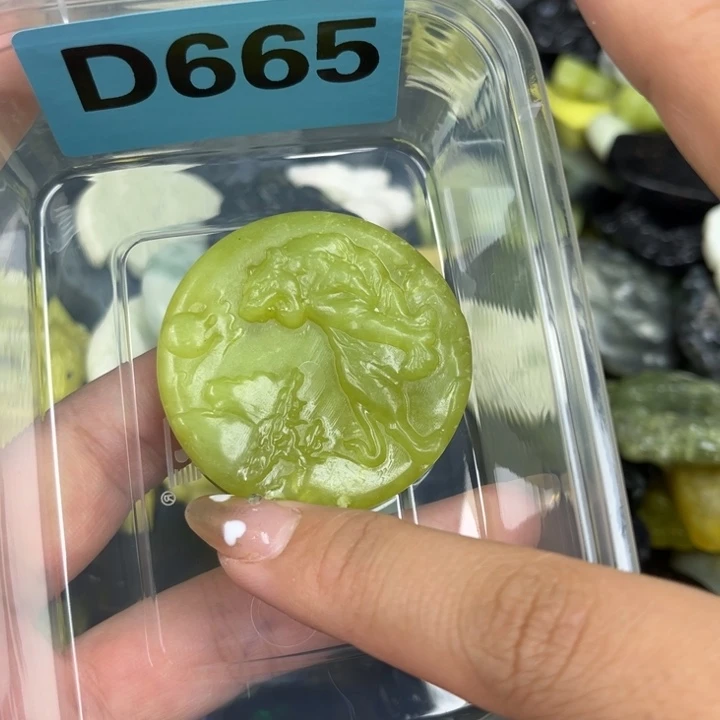 蛇纹石玉足银镀金镶嵌颈饰