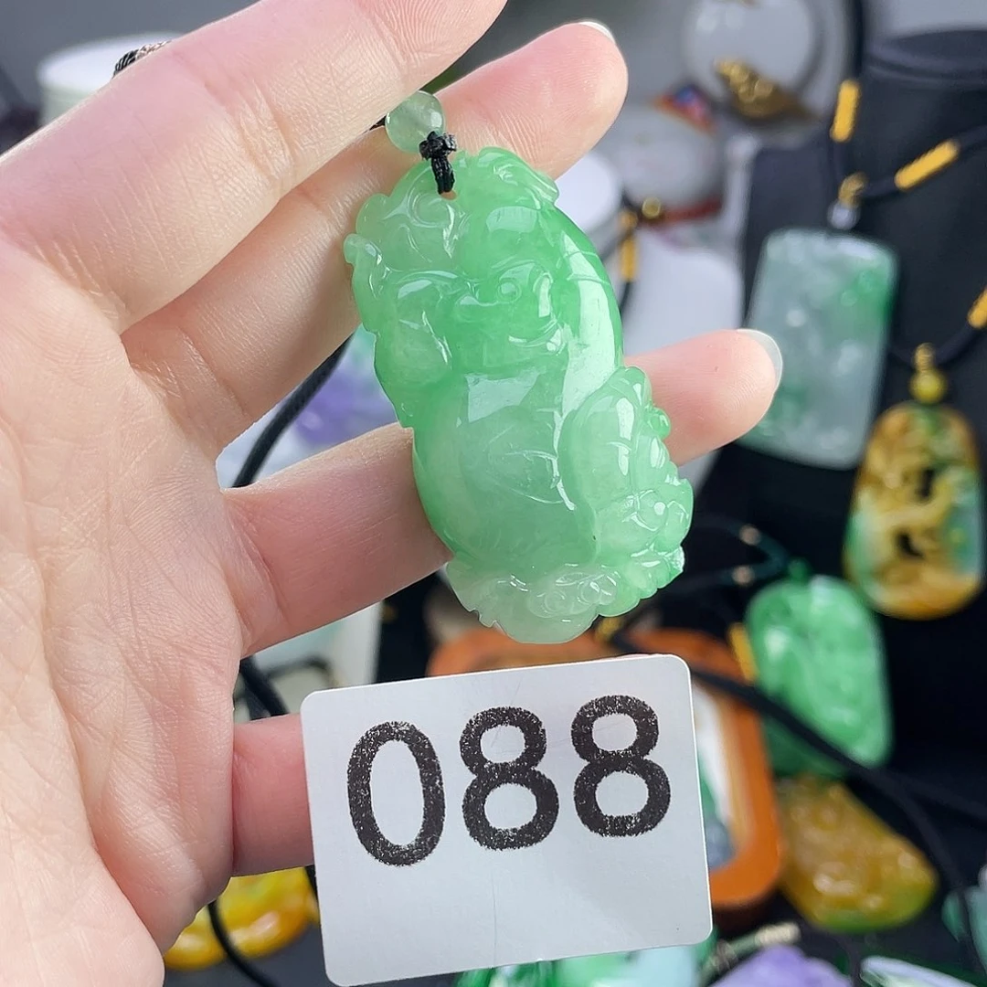翡翠未镶嵌吊坠(赠链)