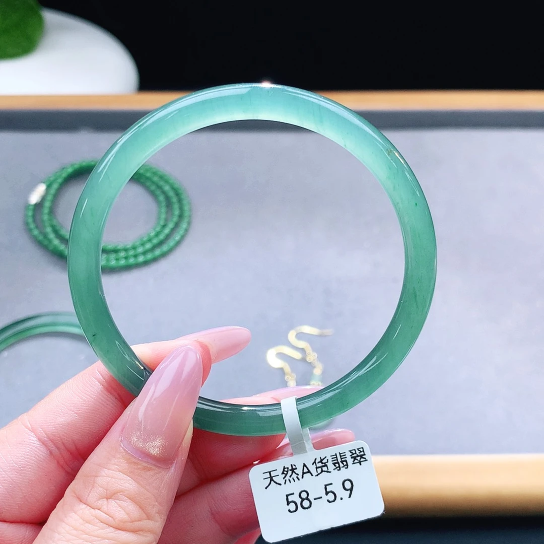 未镶嵌手镯（圆镯）翡翠