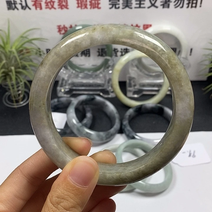 未镶嵌手镯翡翠9号。 62.4圈