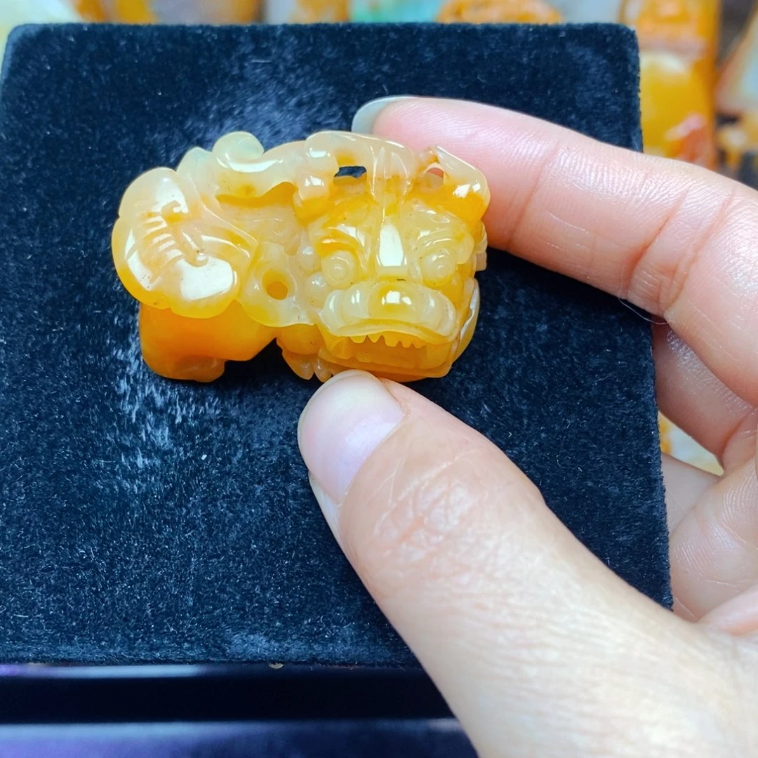 未镶嵌石英质玉（黄龙玉）颈饰