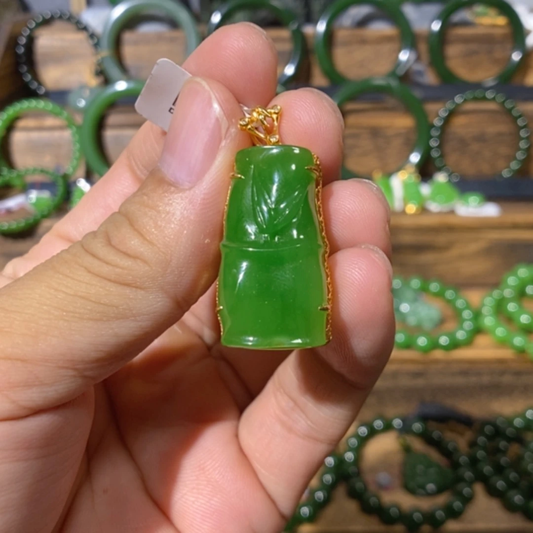 【闪购商品】吊坠(不含链)18K金镶嵌和田玉乌兰海苹果绿竹节
