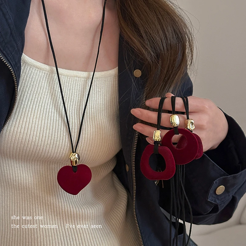 非金属亚克力项链 酒红丝绒不规则吊坠项链毛衣链2025新款配饰