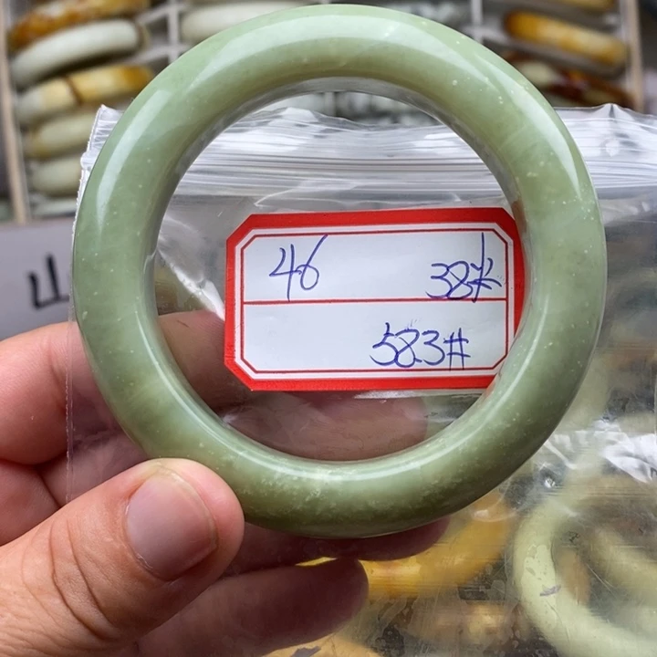未镶嵌蛇纹石玉颈饰