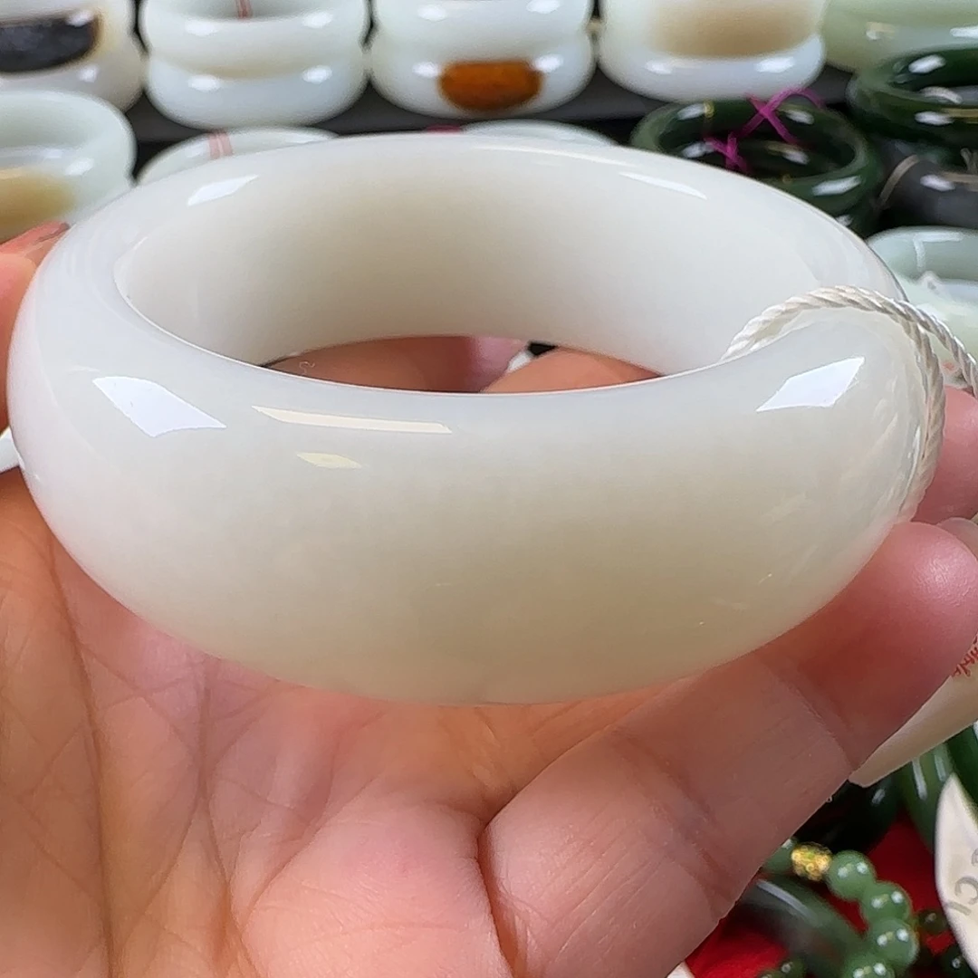 和田玉未镶嵌手镯