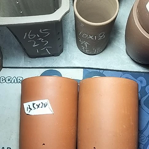 红泥大笔筒两个花盆