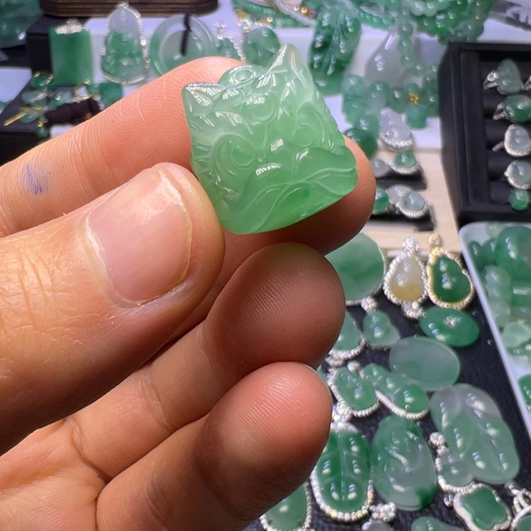 石英质玉（非洲翠）未镶嵌颈饰