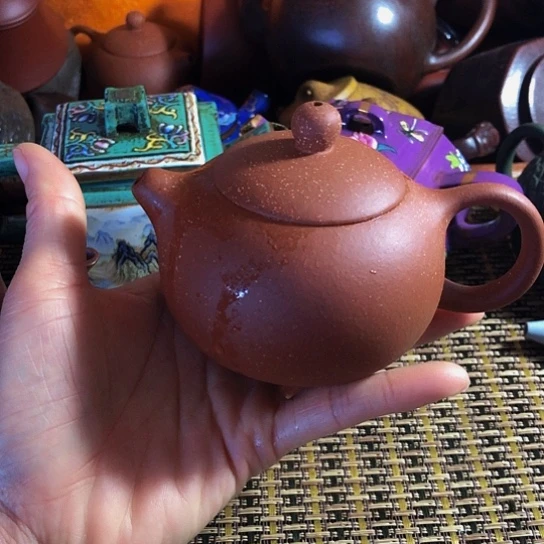 紫砂茶壶原矿泥料手工制作的紫砂壶。