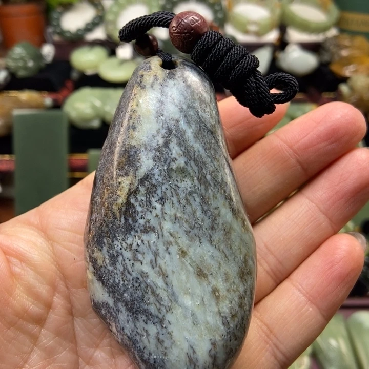 未镶嵌岫岩河磨玉（透闪石质玉）把件