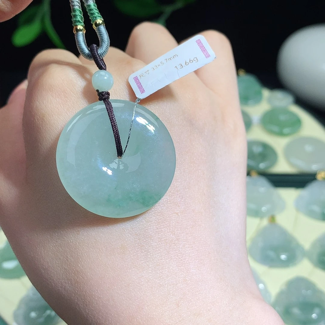 翡翠未镶嵌颈饰平安扣