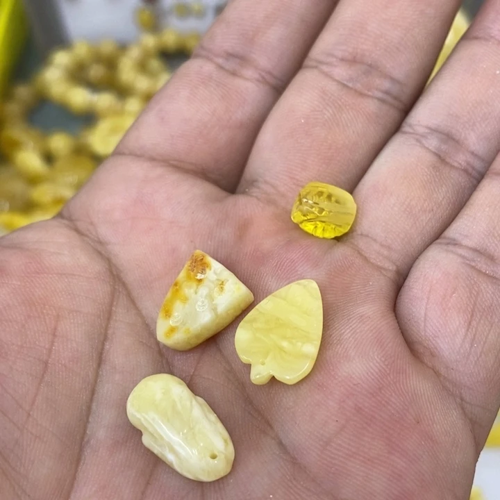 蜜蜡未镶嵌裸石吊坠