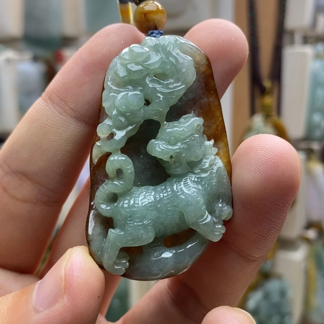 翡翠未镶嵌颈饰虎