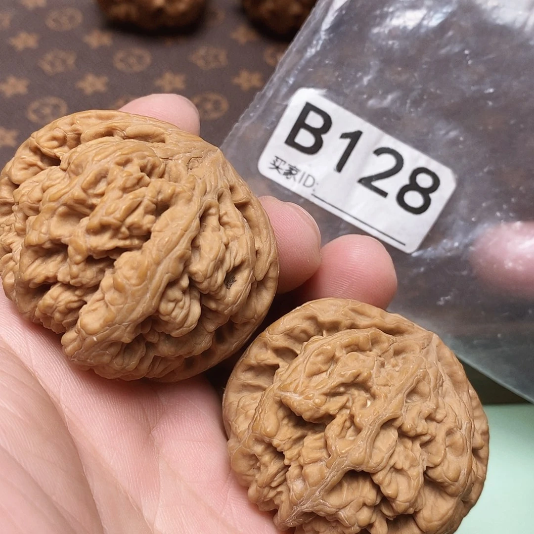 文玩核桃把件粗筋50尺。