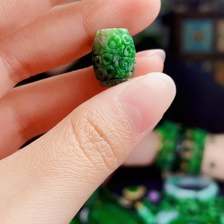 翡翠未镶嵌颈饰多样性