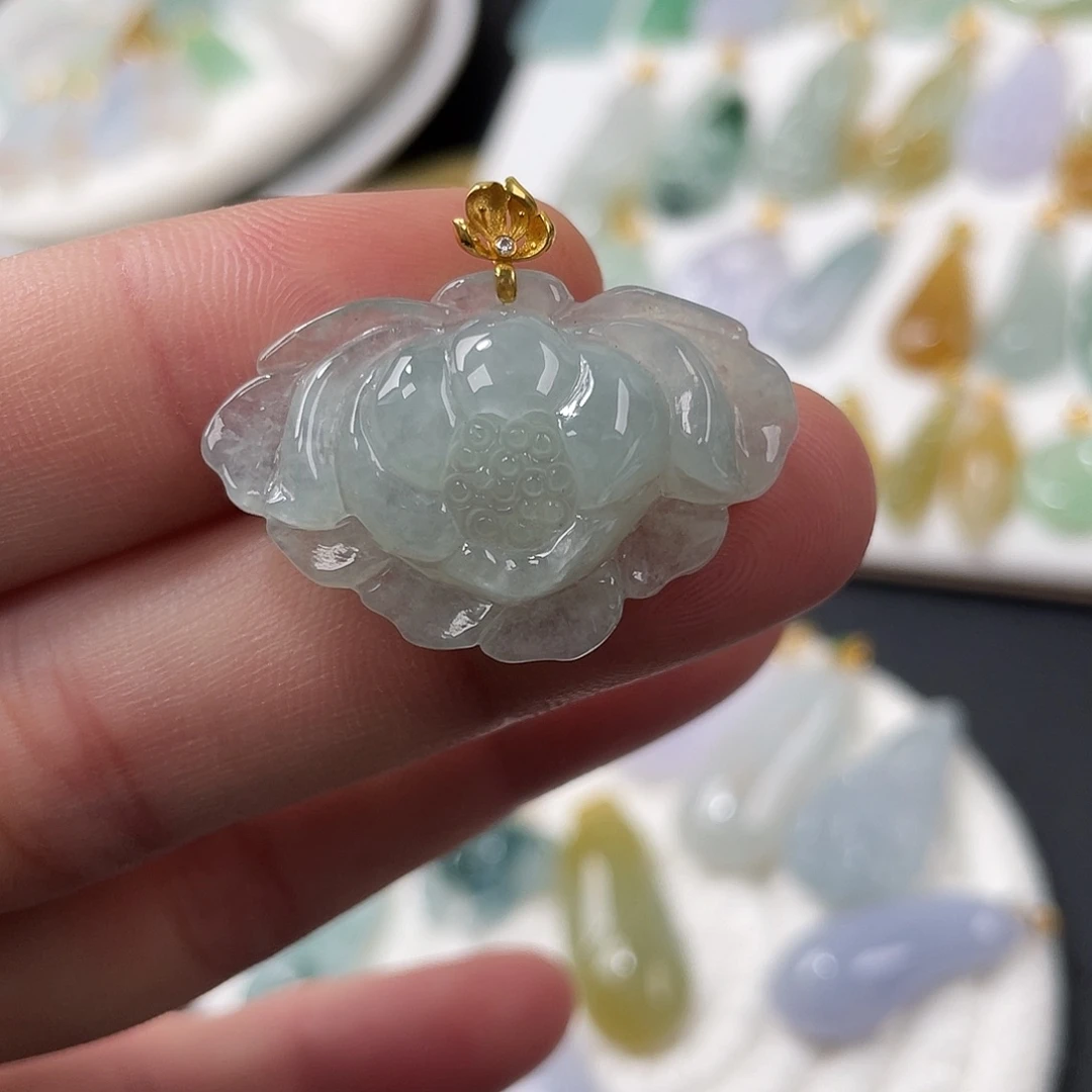 翡翠18K金镶嵌颈饰莲花