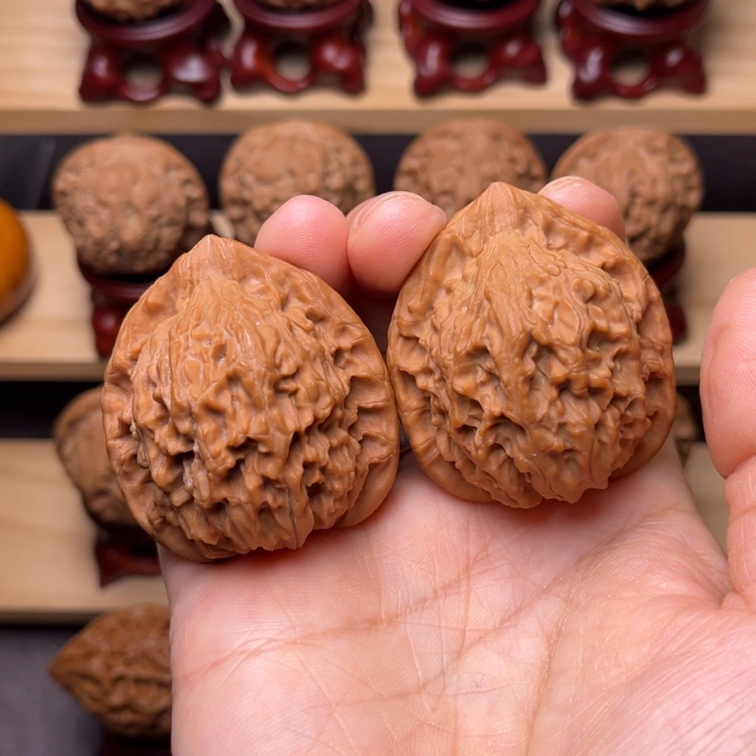 文玩核桃吊坠红狮子