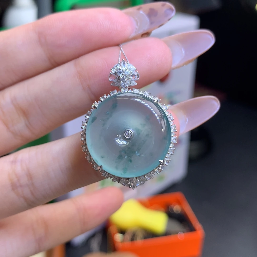 翡翠18K金镶嵌颈饰