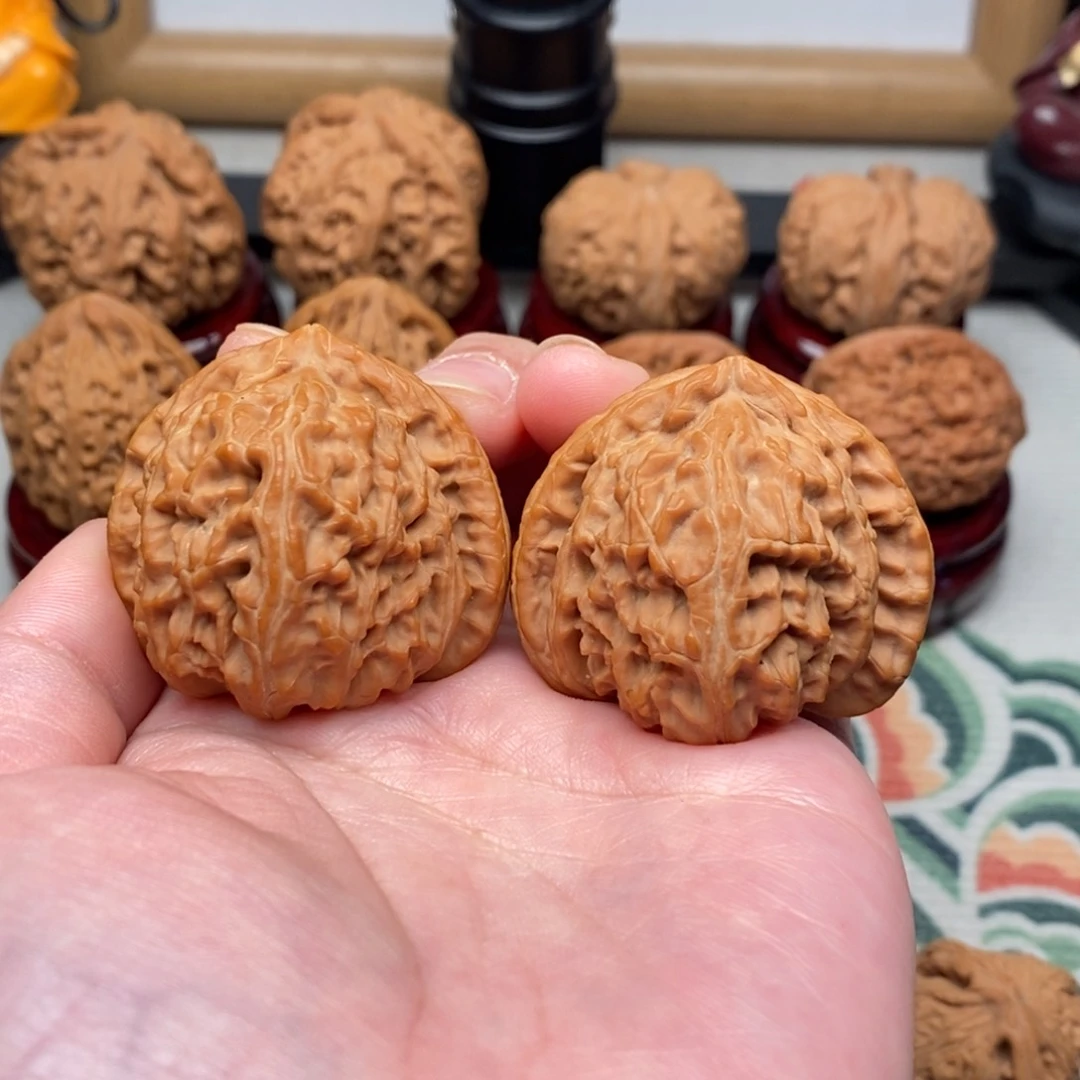 文玩核桃把件w**z40尺三角白狮子