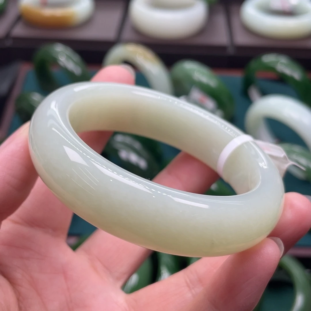 和田玉未镶嵌手镯