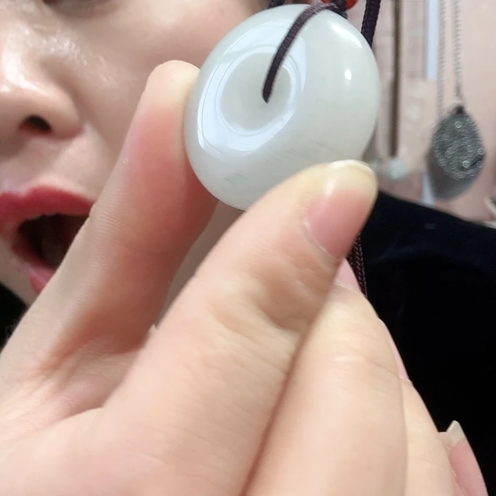 石英质玉未镶嵌颈饰平安扣