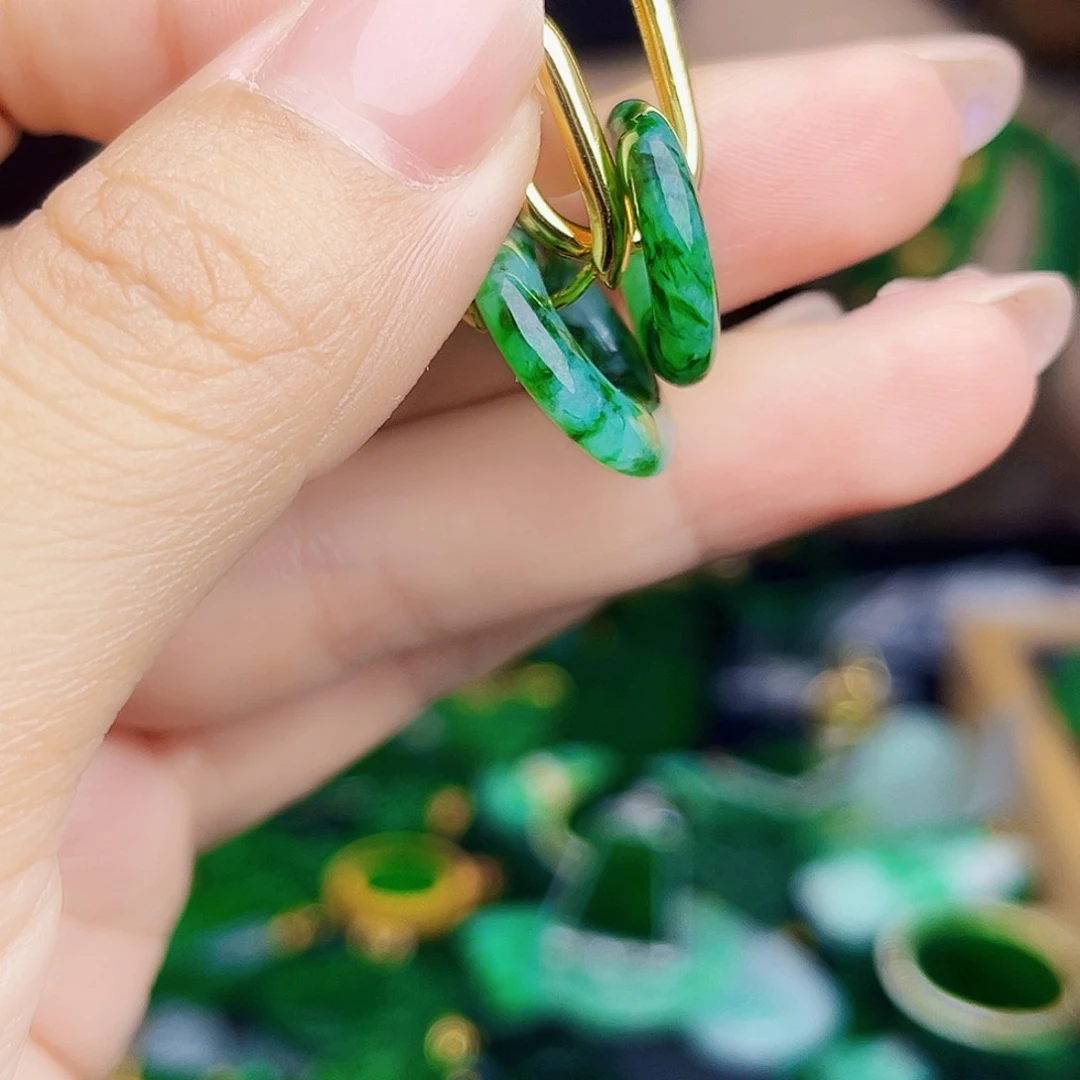 翡翠未镶嵌颈饰多样性