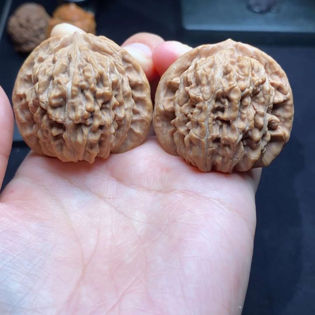 文玩核桃把件43山地红皮楼。