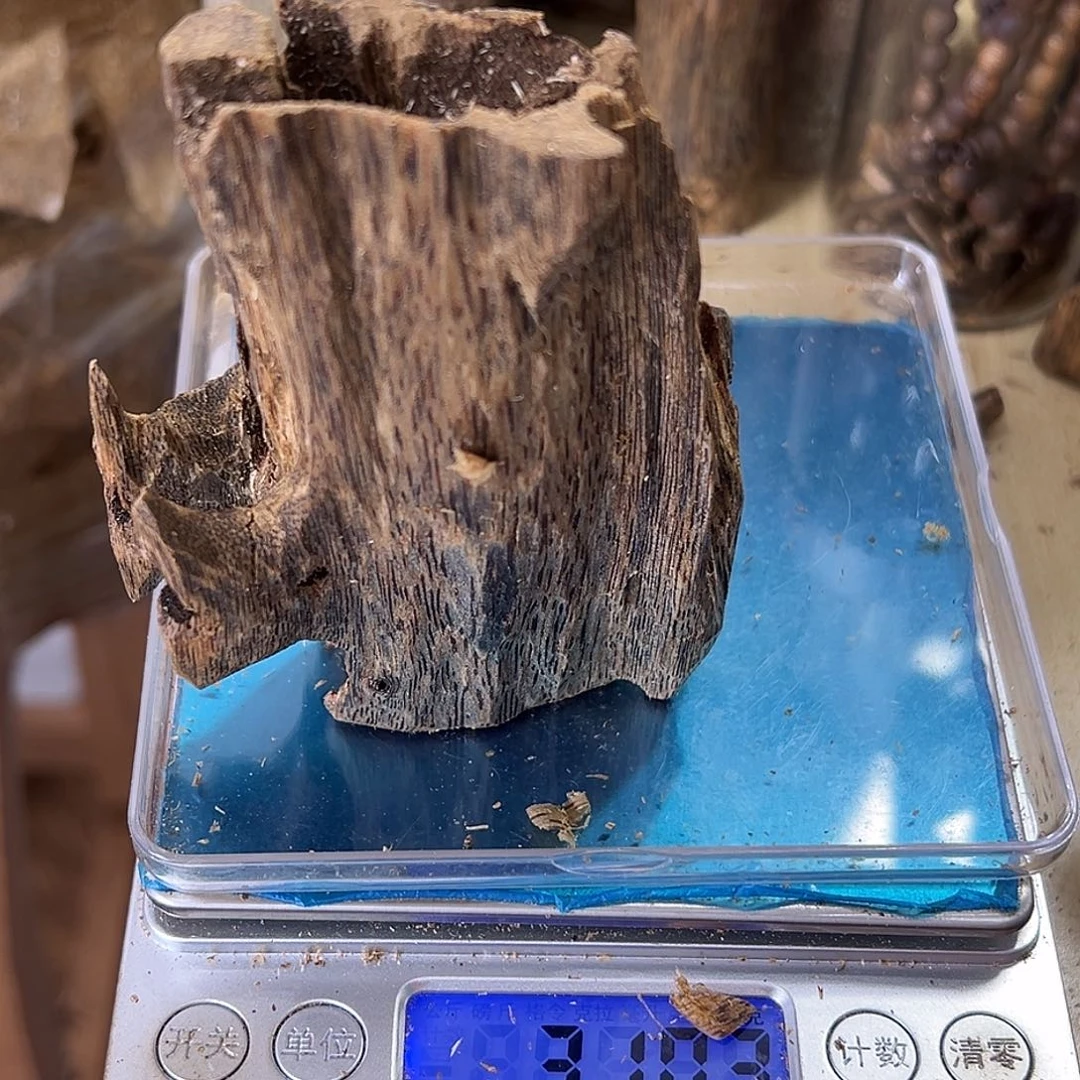 香料绿奇楠虫漏31克蓝宝石